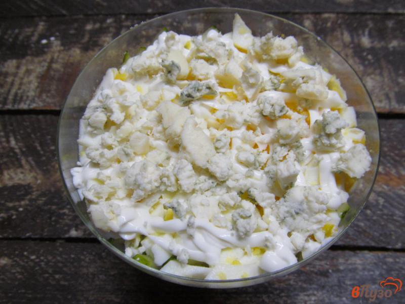 Фото приготовление рецепта: Слоеный салат из киноа салями с овощами и сыром шаг №6