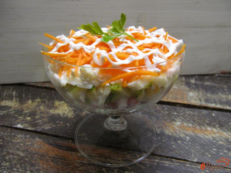 Фото приготовление рецепта: Слоеный салат из киноа салями с овощами и сыром шаг №8