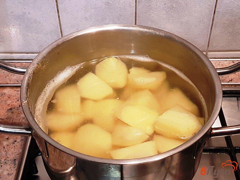 Фото приготовление рецепта: Пирожки картофельные с капустой шаг №3