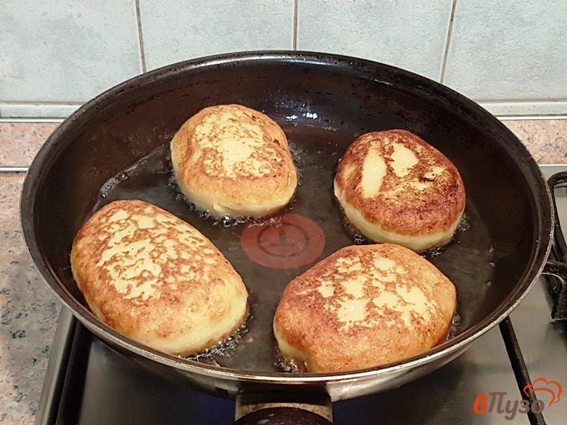 Фото приготовление рецепта: Пирожки картофельные с капустой шаг №10