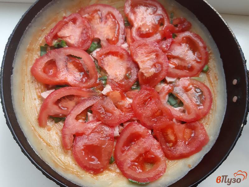 Фото приготовление рецепта: Пицца с яйцами на сковороде шаг №10