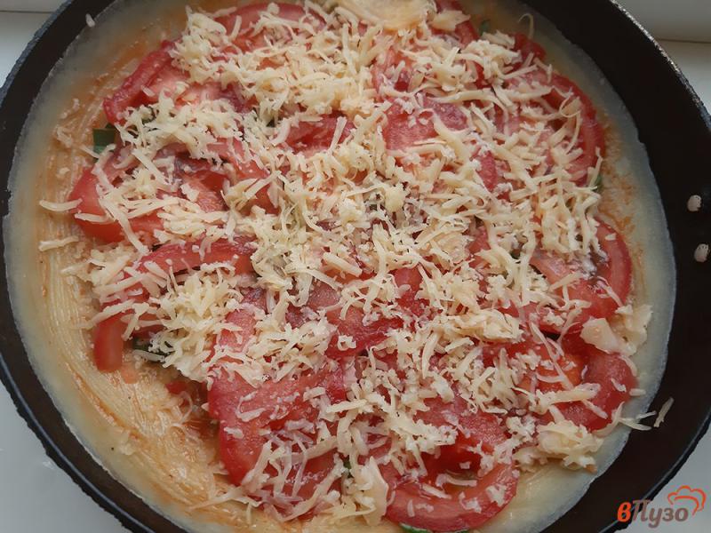 Фото приготовление рецепта: Пицца с яйцами на сковороде шаг №11