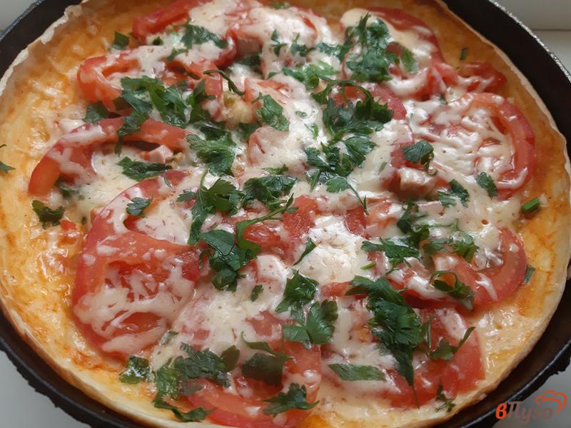 Фото приготовление рецепта: Пицца с яйцами на сковороде шаг №13