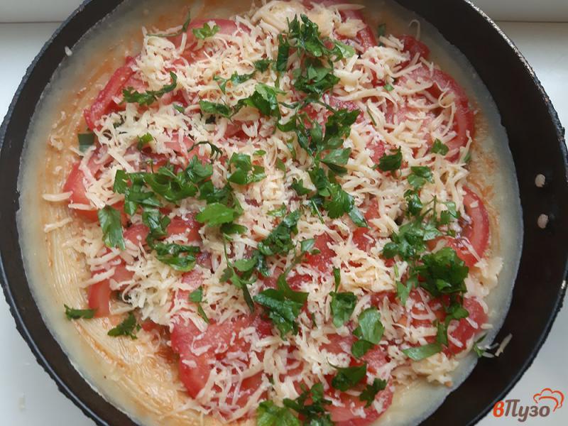 Фото приготовление рецепта: Пицца с яйцами на сковороде шаг №12
