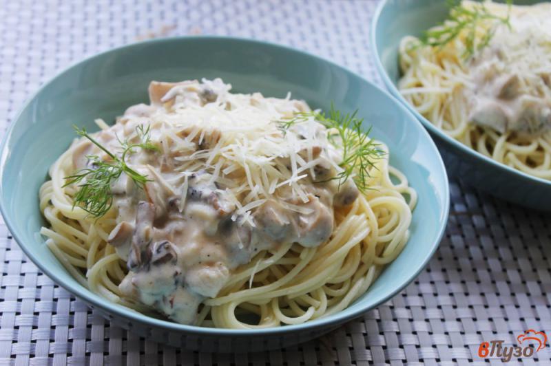 Фото приготовление рецепта: Спагетти с грибами и луком шаг №7