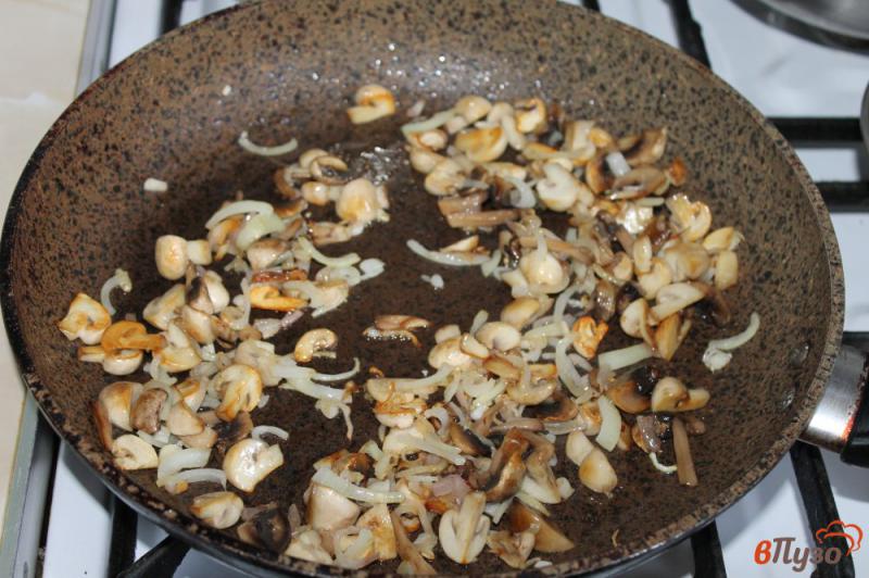 Фото приготовление рецепта: Спагетти с грибами и луком шаг №3