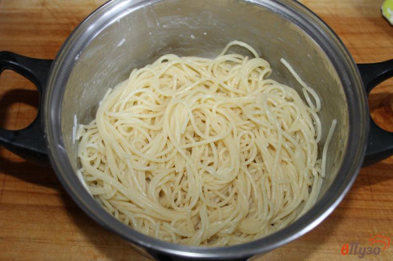 Фото приготовление рецепта: Спагетти с грибами и луком шаг №5