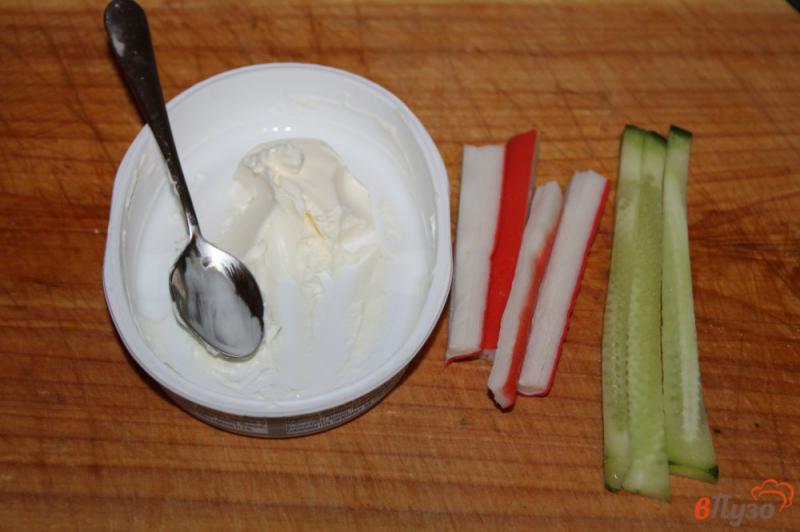 Фото приготовление рецепта: Ролл с крабовой палочкой, сыром и огурцом шаг №3