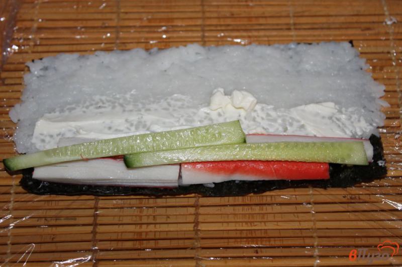 Фото приготовление рецепта: Ролл с крабовой палочкой, сыром и огурцом шаг №4