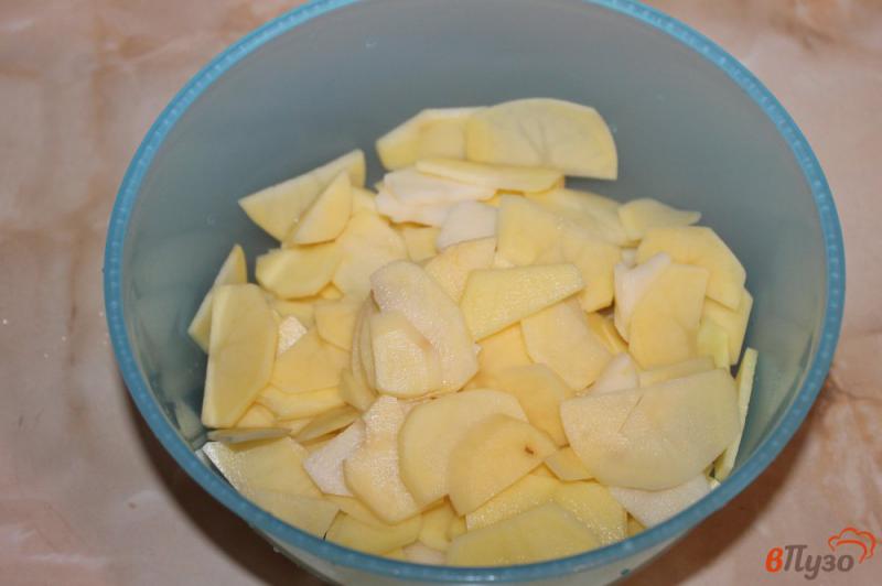 Фото приготовление рецепта: Картофель со свиным рулетом и луком шаг №1