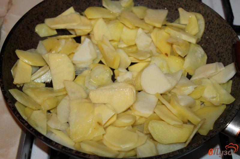 Фото приготовление рецепта: Картофель со свиным рулетом и луком шаг №2