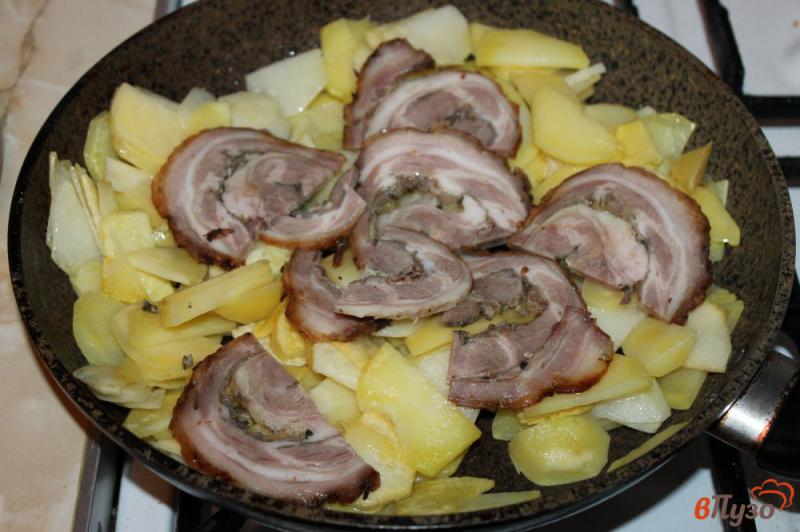 Фото приготовление рецепта: Картофель со свиным рулетом и луком шаг №4