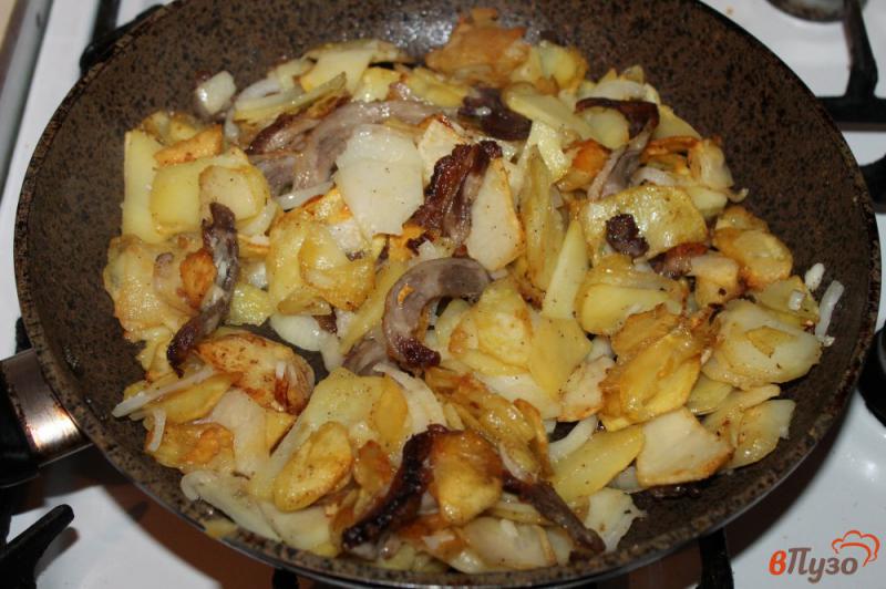 Фото приготовление рецепта: Картофель со свиным рулетом и луком шаг №6