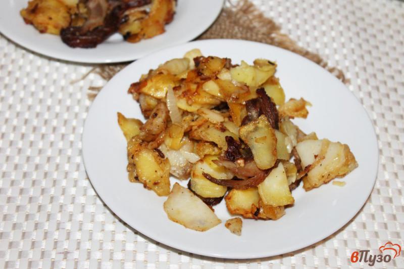 Фото приготовление рецепта: Картофель со свиным рулетом и луком шаг №7