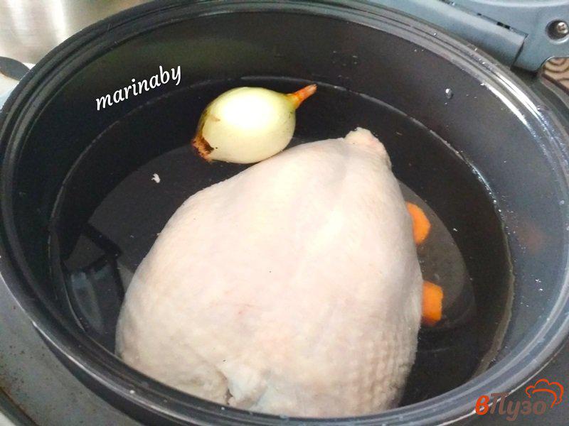 Фото приготовление рецепта: Куриный бульон с корнем сельдерея шаг №4
