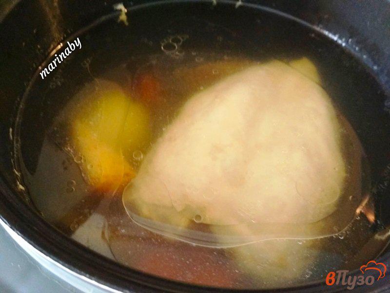 Фото приготовление рецепта: Куриный бульон с корнем сельдерея шаг №5