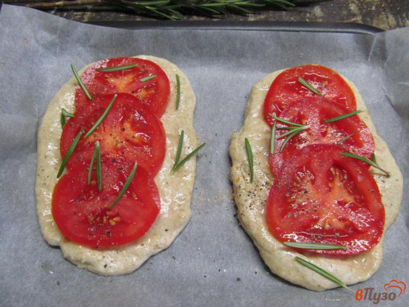 Фото приготовление рецепта: Ржаные лепешки с помидором и сыром шаг №6
