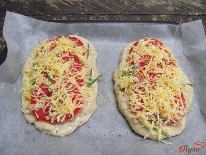 Фото приготовление рецепта: Ржаные лепешки с помидором и сыром шаг №7