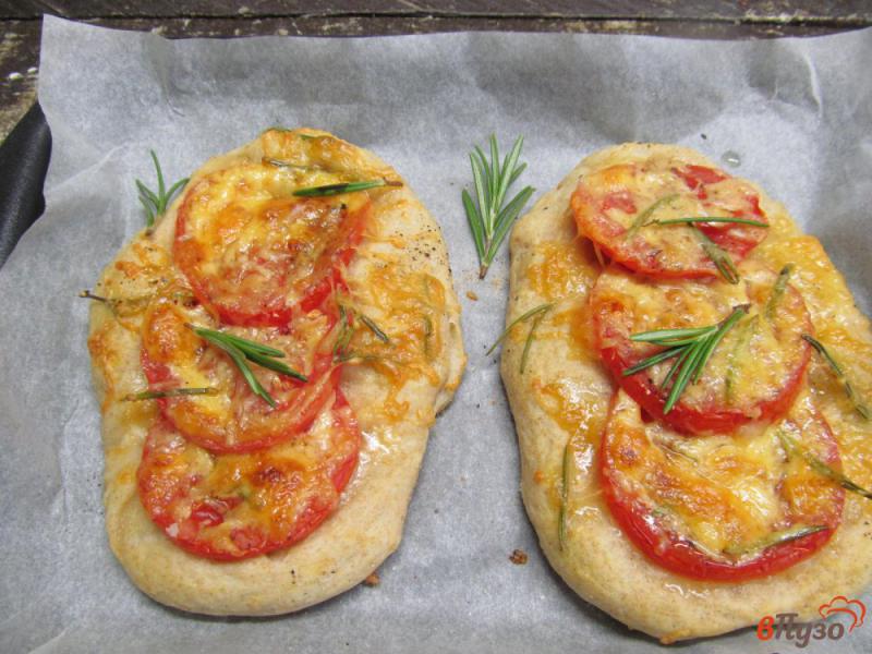 Фото приготовление рецепта: Ржаные лепешки с помидором и сыром шаг №8