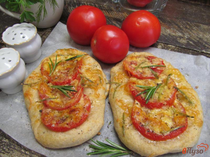 Фото приготовление рецепта: Ржаные лепешки с помидором и сыром шаг №10
