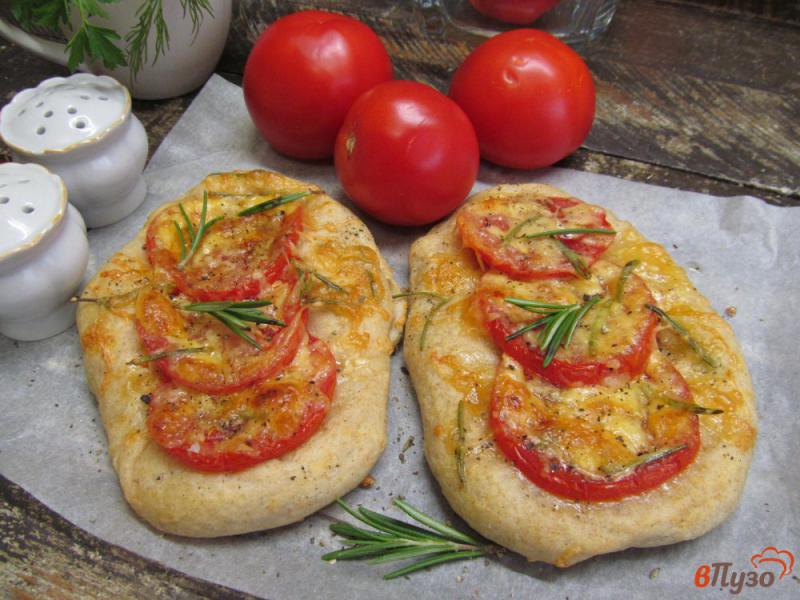 Фото приготовление рецепта: Ржаные лепешки с помидором и сыром шаг №9