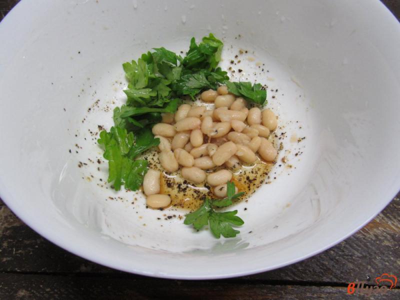 Фото приготовление рецепта: Греческий салат с фасолью шаг №2