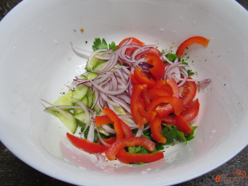 Фото приготовление рецепта: Греческий салат с фасолью шаг №4
