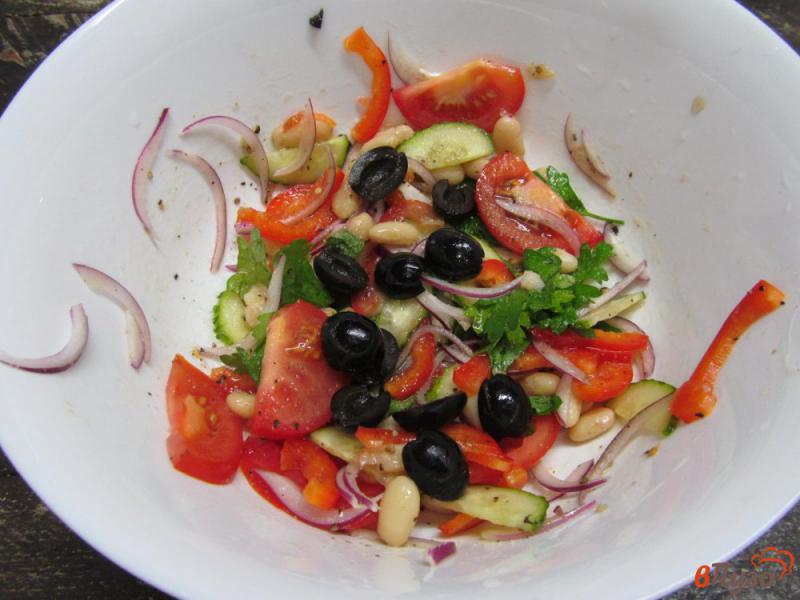 Фото приготовление рецепта: Греческий салат с фасолью шаг №5