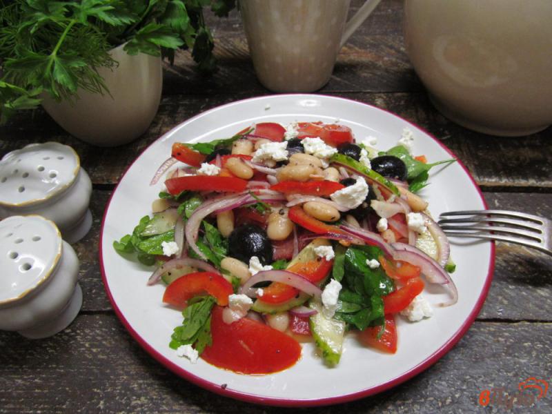Фото приготовление рецепта: Греческий салат с фасолью шаг №7