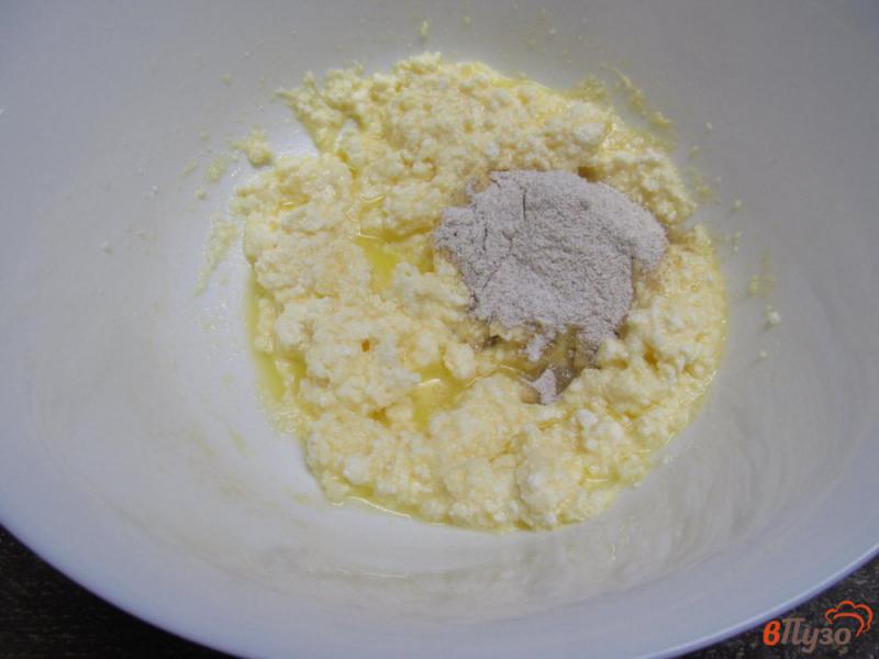 Фото приготовление рецепта: Творожные сырники с изюмом в духовке шаг №2