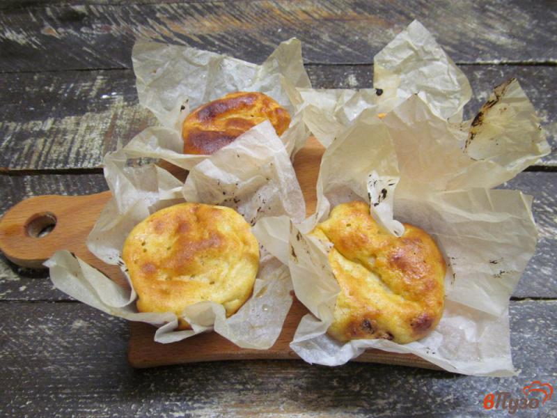 Фото приготовление рецепта: Творожные сырники с изюмом в духовке шаг №6
