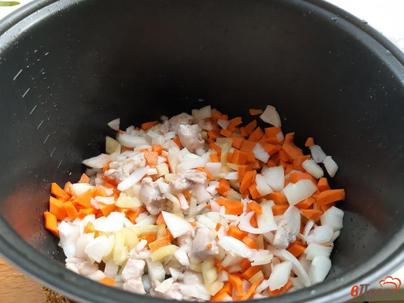 Фото приготовление рецепта: Рис с грибами и болгарским перцем в мультиварке шаг №4