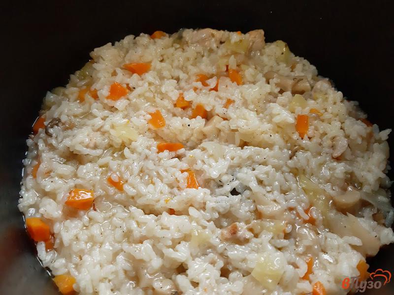 Фото приготовление рецепта: Рис с грибами и болгарским перцем в мультиварке шаг №8