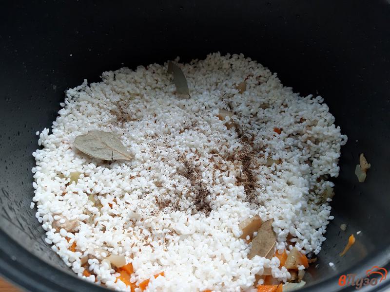 Фото приготовление рецепта: Рис с грибами и болгарским перцем в мультиварке шаг №6