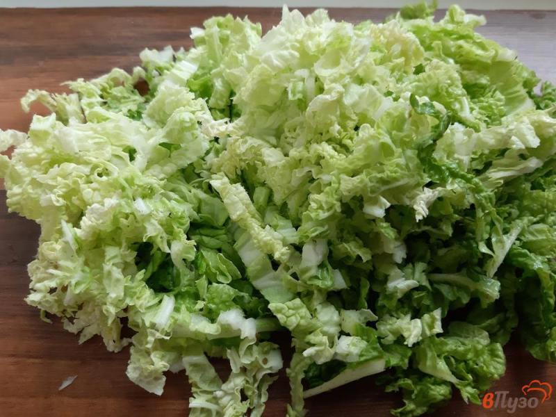Фото приготовление рецепта: Салат с капустой и оливками шаг №1