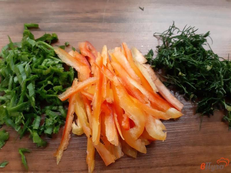 Фото приготовление рецепта: Салат с капустой и оливками шаг №3