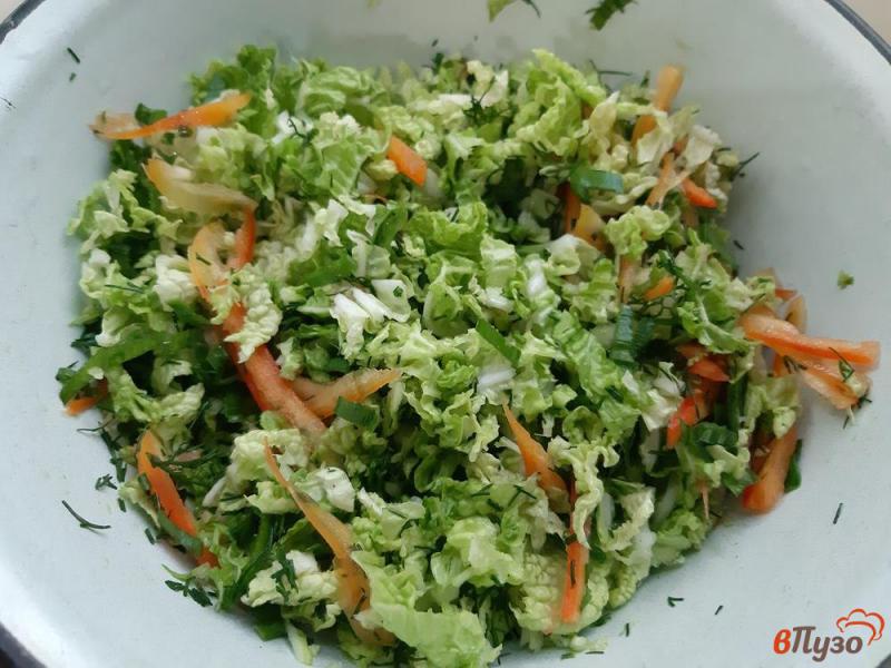 Фото приготовление рецепта: Салат с капустой и оливками шаг №4
