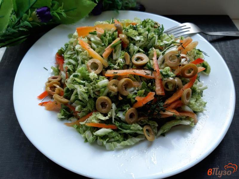 Фото приготовление рецепта: Салат с капустой и оливками шаг №6