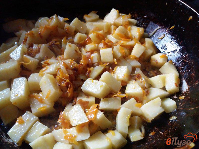 Фото приготовление рецепта: Суп картофельный с фрикадельками и томатами шаг №4