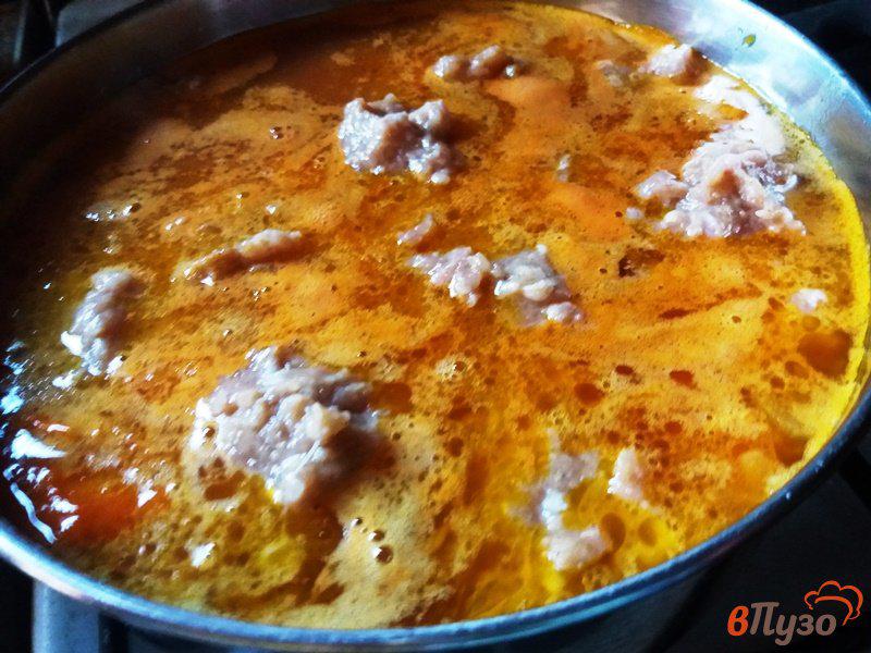Фото приготовление рецепта: Суп картофельный с фрикадельками и томатами шаг №9