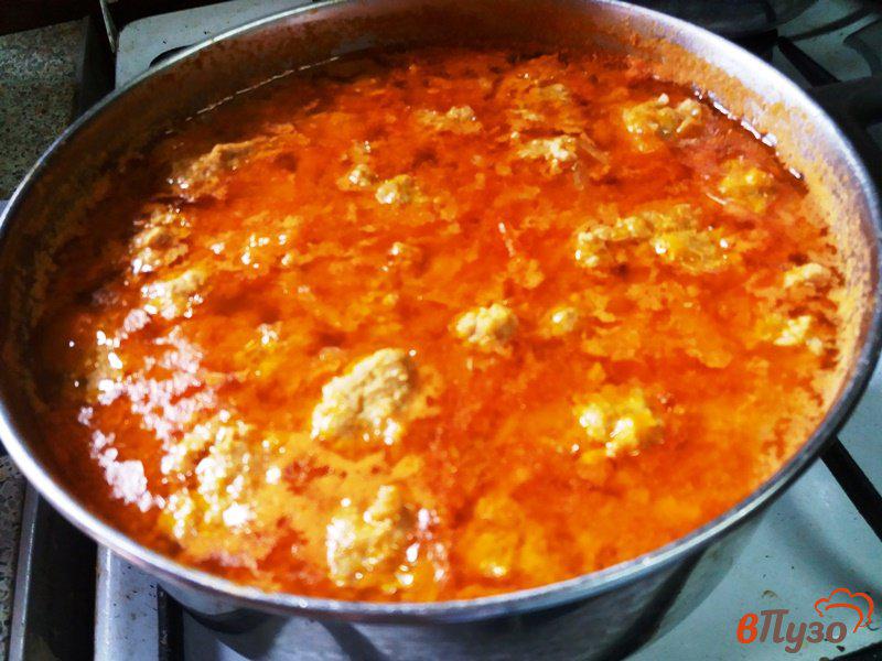 Фото приготовление рецепта: Суп картофельный с фрикадельками и томатами шаг №11