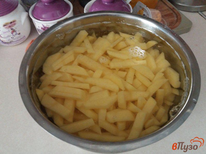 Фото приготовление рецепта: Жаренный картофель с грибами и беконом шаг №2
