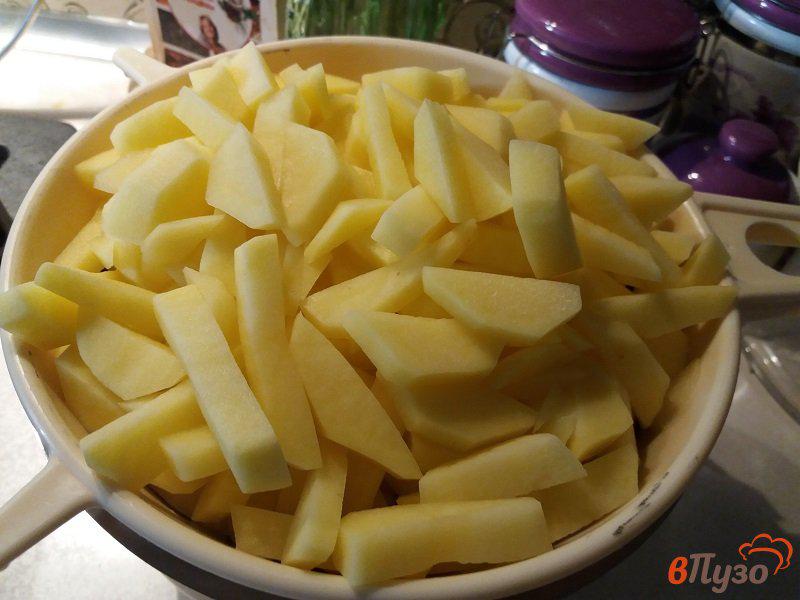 Фото приготовление рецепта: Жаренный картофель с грибами и беконом шаг №3