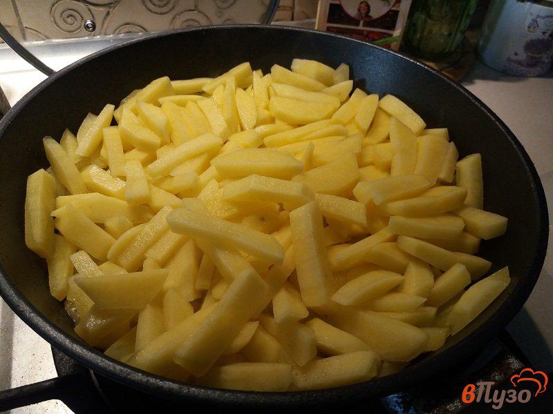 Фото приготовление рецепта: Жаренный картофель с грибами и беконом шаг №4
