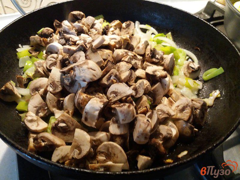 Фото приготовление рецепта: Жаренный картофель с грибами и беконом шаг №7