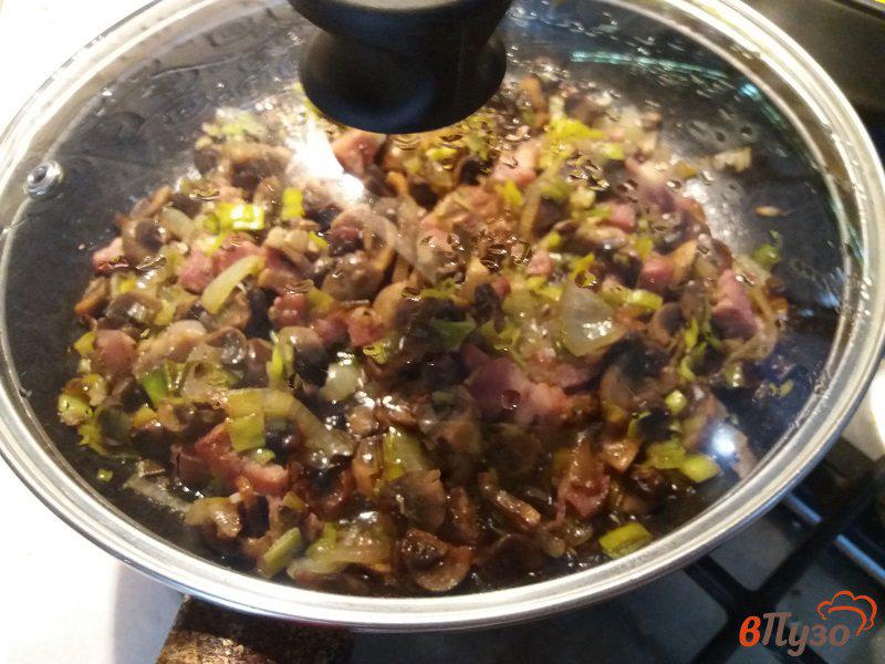 Фото приготовление рецепта: Жаренный картофель с грибами и беконом шаг №9