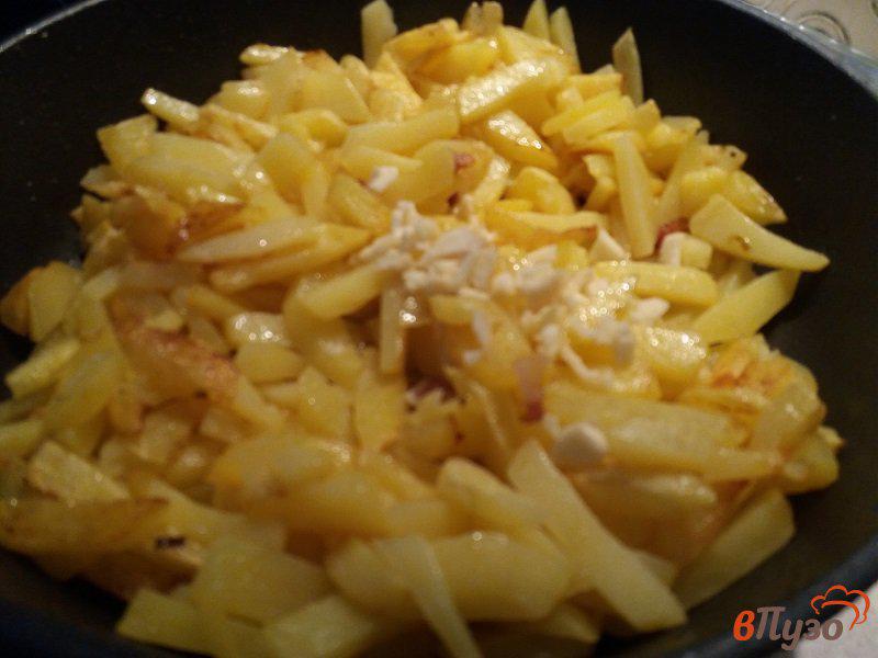 Фото приготовление рецепта: Жаренный картофель с грибами и беконом шаг №10
