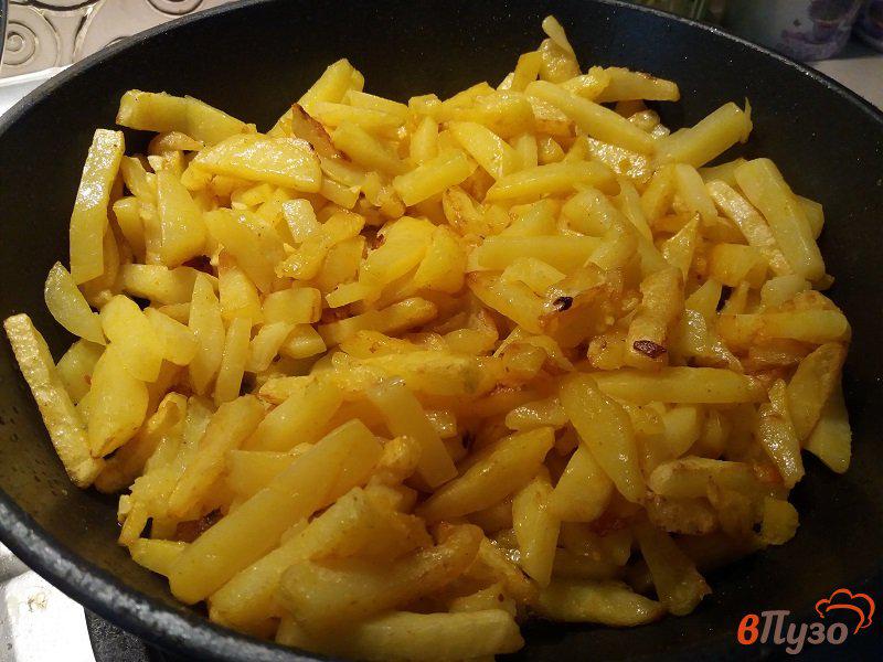 Фото приготовление рецепта: Жаренный картофель с грибами и беконом шаг №11