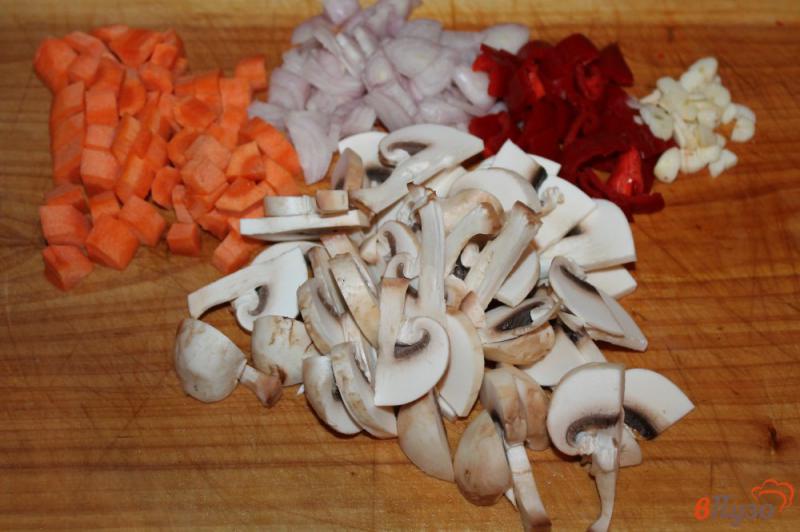 Фото приготовление рецепта: Картофель с мясом и грибами в мультиварке шаг №2