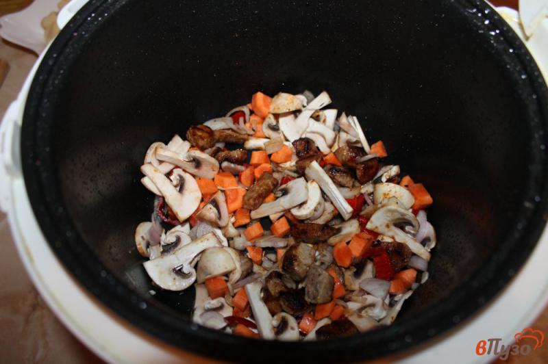 Фото приготовление рецепта: Картофель с мясом и грибами в мультиварке шаг №3
